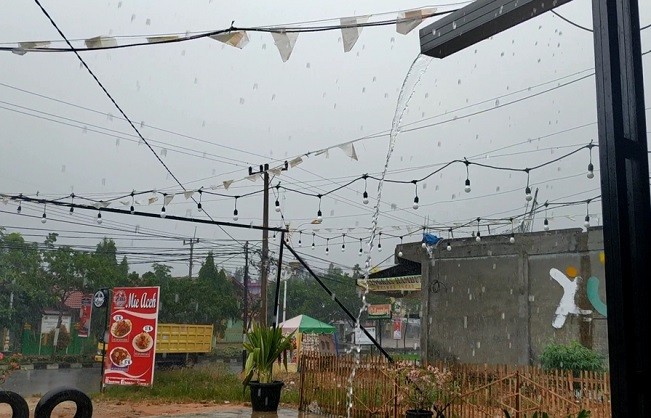 Hujan Lebat Disertai Petir dan Angin Kencang Berpotensi Guyur Riau