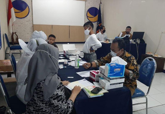 Warga Pekanbaru Antusias Ikuti Swab dan Rapid Tes Antigen Gratis Nasdem Riau