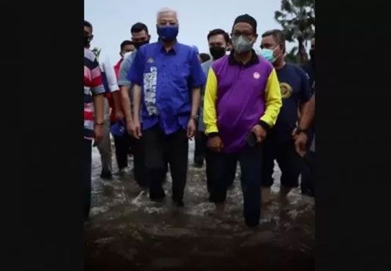 Unggah Video saat Melihat Langsung Korban Banjir, PM Malaysia Malah Dapat Cibiran