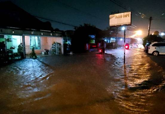 Puluhan Rumah Terendam Banjir di Tangkerang Selatan, Warga Minta Pemko Pekanbaru Keruk Parit Jalan Surabaya