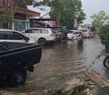 Membahayakan, Banyak Jalan Berlubang di Pekanbaru Tergenang saat Hujan Deras