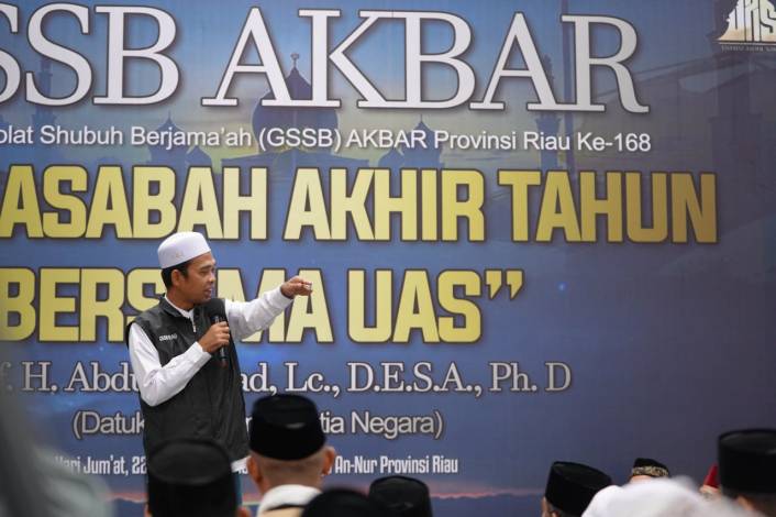 Ribuan Jamaah Hadiri Salat Subuh Berjamaah bersama UAS dan Gubernur di Masjid Raya Annur Riau