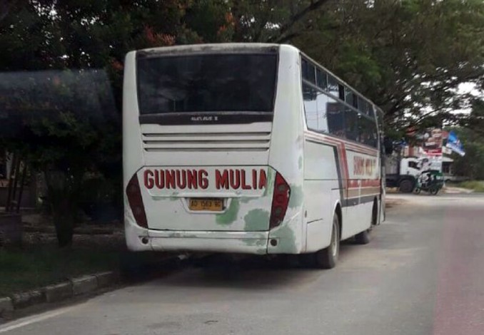 Rawan Kecelakaan, Bus Parkir Sembarangan Diprotes Warga Pelalawan