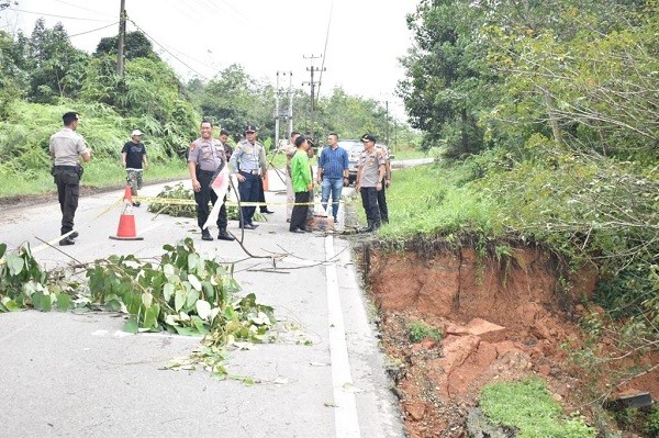Bahu Jalan di Km 91 Lintas Riau-Sumbar Amblas, Kapolres Minta Segera Lakukan Perbaikan