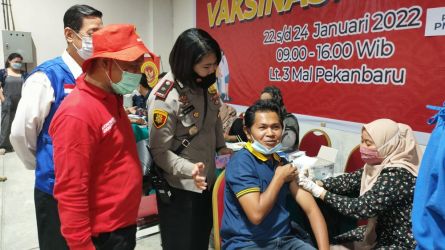 Salah satu peserta vaksinasi bersiap disuntik oleh petugas.