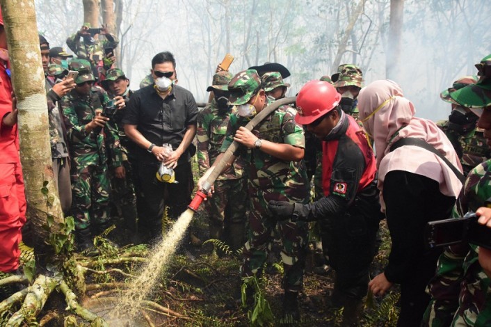 Panglima TNI Ikut Padamkan Karhutla di Rupat, Riau