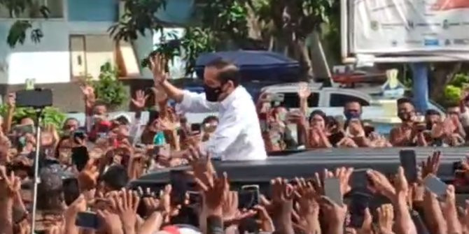 Terjadi Kerumunan saat Kunjungan Presiden Jokowi di Maumere