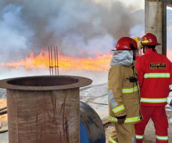 Kolam Penampungan Limbah Oli PT Envitec Multi Indonesia di Selinsing Terbakar