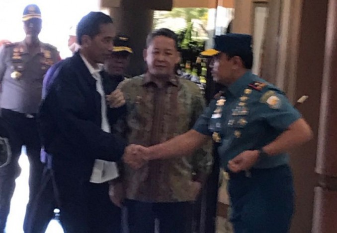 Jokowi Bagi-bagi Kartu Indonesia Pintar dan Kartu Indonesia Sehat di Kepri