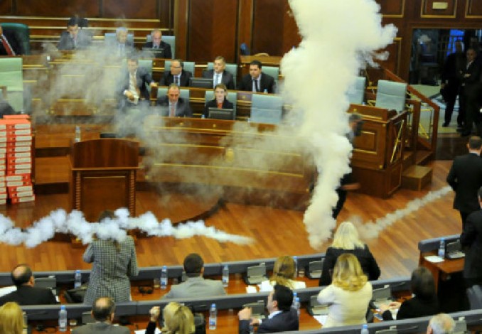 Brutal, Anggota DPR Lempar Gas Air Mata di Ruang Rapat