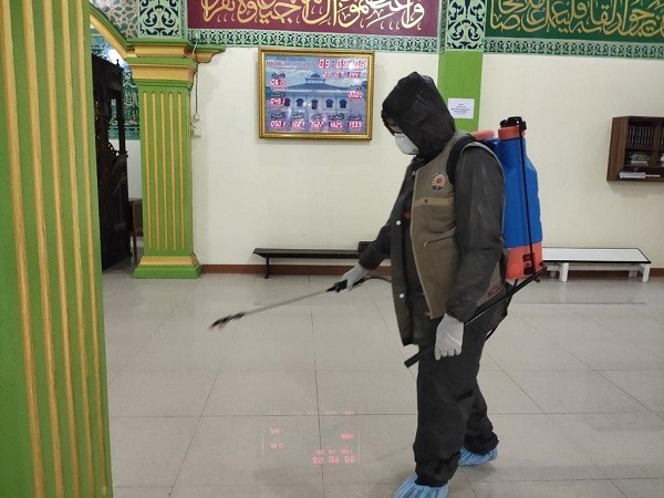 Ketua DPRD Pekanbaru Semprotkan Disinfektan di Masjid Ar-Rosyidin