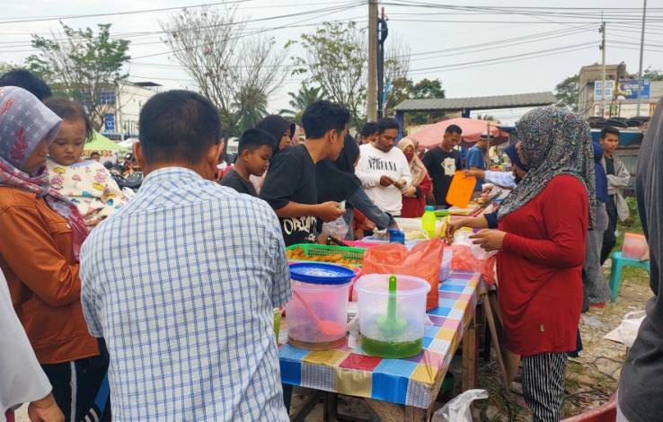 Warga Pekanbaru Ngabuburit Sambil Berburu Takjil di Pasar Ramadan