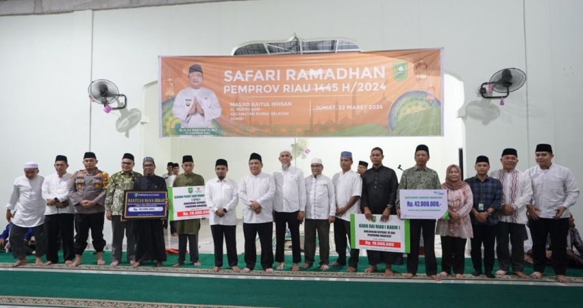 Safari Ramadan di Masjid Baitul Ikhsan Dumai, Pj Gubri SF Hariyanto Salurkan Bantuan Ratusan Juta