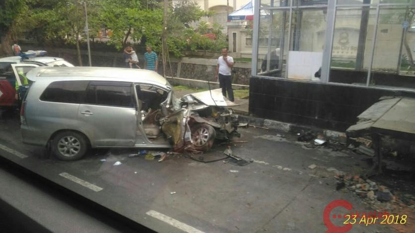 Kecelakaan Tunggal di Jalan Sudirman, Innova dan Halte Transmetro Rusak Berat