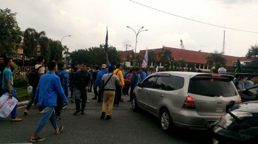 Tak Ditemui Plt Gubernur Riau Mahasiswa Tutup Jalan Sudirman