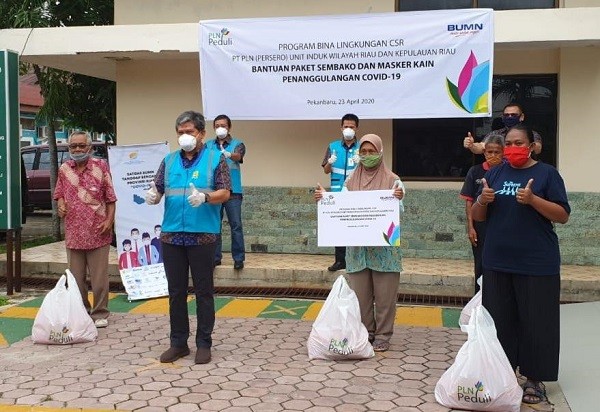 PLN Riau Serahkan 1.000 Paket Sembako bagi Masyarakat Kurang Mampu