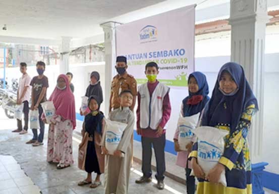 Rumah Yatim Riau Bagikan Paket Sembako untuk Yatim dan Dhuafa di Pekanbaru
