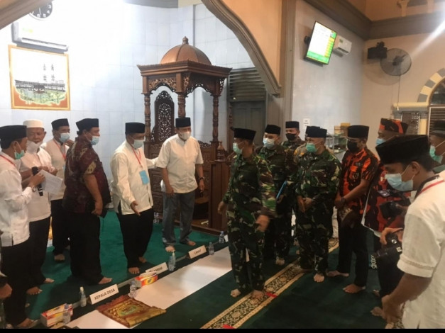 Silaturrahim di Masjid Darussalam Pandau Jaya, Danrem 031/WB Ingatkan Masyarakat Terapkan Prokes Covid-19
