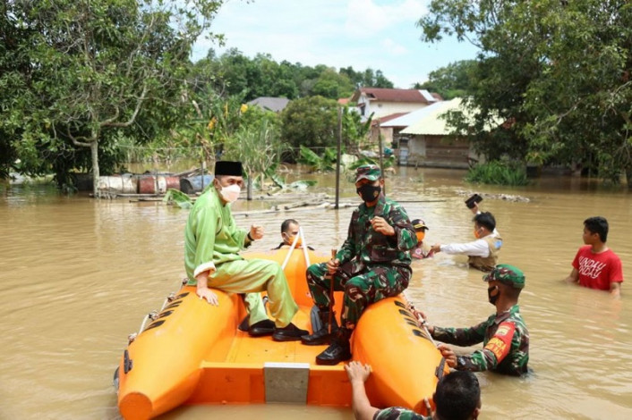 Tinjau Banjir Pekanbaru, Gubri akan Koordinasi dengan BWSS untuk Normalisasi Sungai Sail