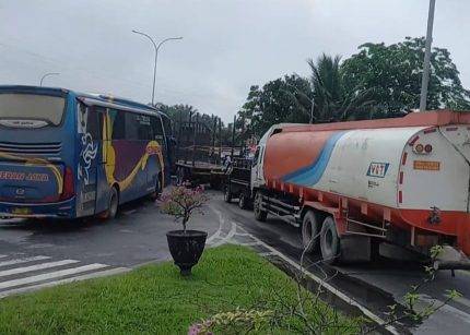 Akses Keluar Pintu Tol Permai Macet akibat Kecelakaan di Jalan Lintas Pekanbaru-Minas