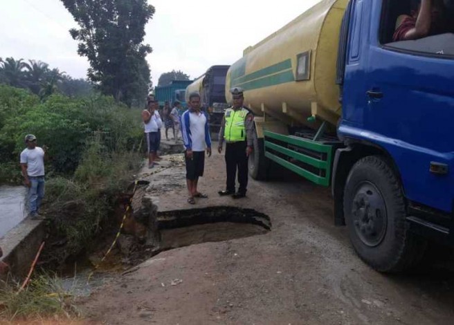 Jalan Provinsi di Tapung Ambrol, Arus Lalu Lintas Dipindahkan
