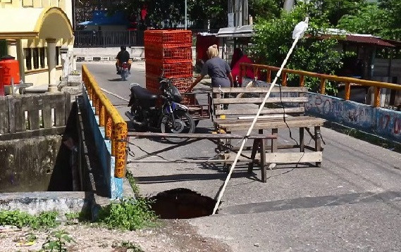 Warga Jalan Tanjung Karang Pekanbaru Was-was Lubang Menganga di Atas Jembatan