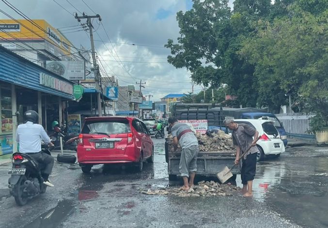 Inisiatif Perbaiki Jalan Rusak, Camat Sukajadi: Itu Bukan Warga Kami, Tapi Terima Kasih!