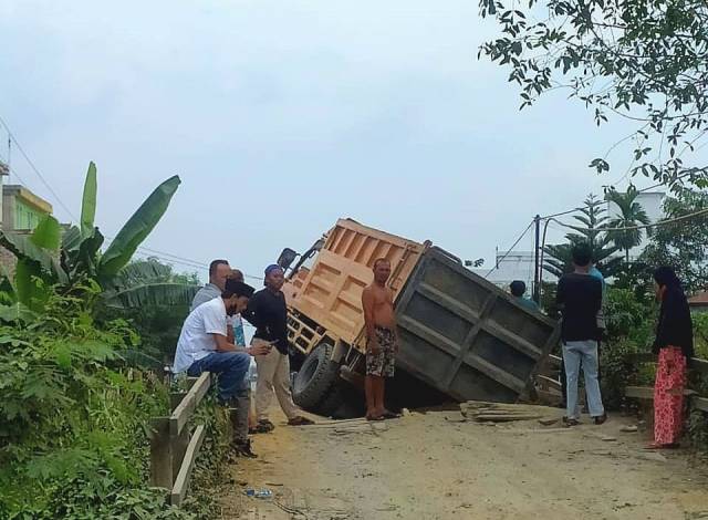 Gerak Cepat, Dinas PUPR Riau Perbaiki Jembatan Ambruk di Keritang Inhil
