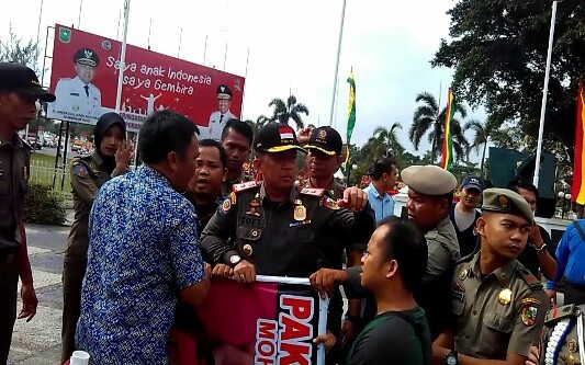 Ingin Mengadu ke Jokowi, Rajimin Dihadang Petugas