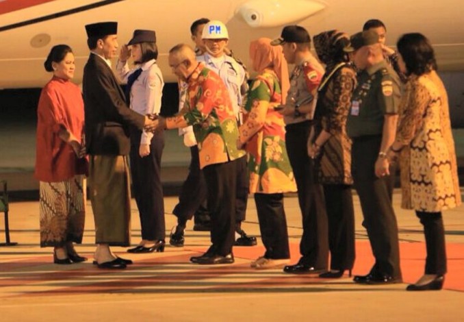 Turun dari Pesawat, Presiden Jokowi Pakai Kain Sarung