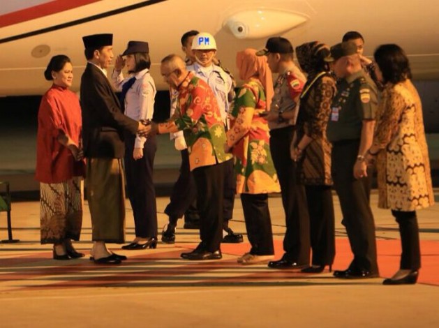 Turun dari Pesawat Jokowi Pakai Kain Sarung