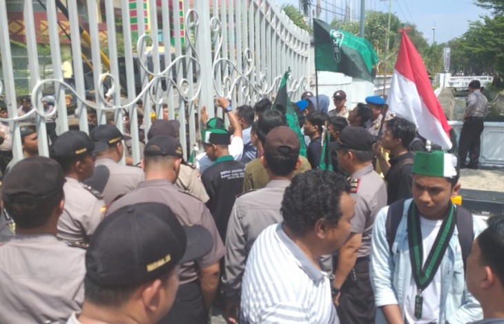 Sorot Dugaan Korupsi PLTU Peranap, Massa HMI Demonstrasi di Gedung DPRD Riau