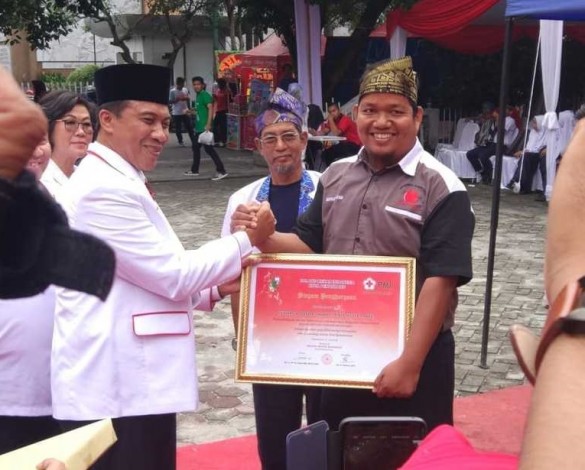 Sudah Kumpulkan 5.146.750 CC Darah KKD Riau Komplek Terima Penghargaan dari PMI