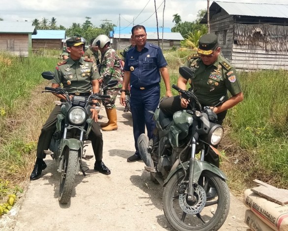 Tinjau Lokasi TMMD di Rohil, Mayjend TNI Cucu Somantri Kendarai Sepeda Motor Sendiri