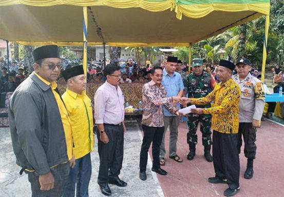 Warga Kesulitan Menguburkan Jenazah Malam Hari, Anggota DPRD Riau Ini Bantu Penerangan Makam