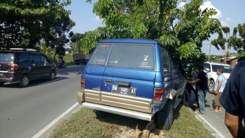 Pecah Ban, Mobil Isuzu Panther Naik ke Pembatas Jalan Tuanku Tambusai Pekanbaru