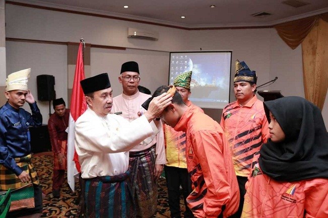 Syamsuar Lepas Kontingan O2SN Riau ke Semarang dan Aceh