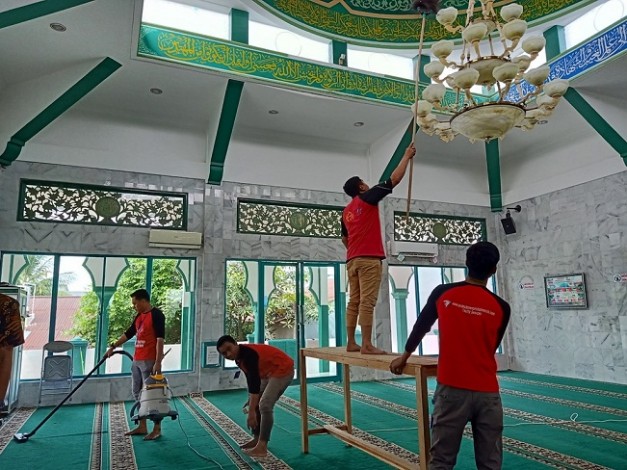 Gerami Bersihkan Masjid Al-Mukmin Jalan Rambutan