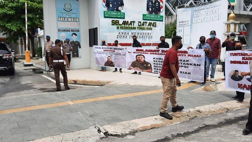 Tiba di Pekanbaru, Kajati Riau Disambut Spanduk GPMPPK, Desak Tuntaskan Kasus Korupsi Dana Hibah Siak