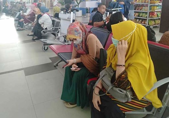Pesawat Tak Berani Terbang Karena Asap Pekat di Pekanbaru, Keluarga Tetap Menunggu di Bandara
