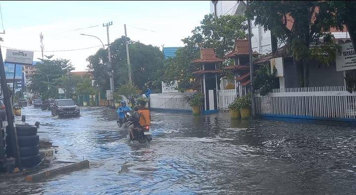 Hujan Sebentar, Sebagian Jalan di Pekanbaru Terendam Lagi, Warga Minta Pemerintah Cepat Tanggap