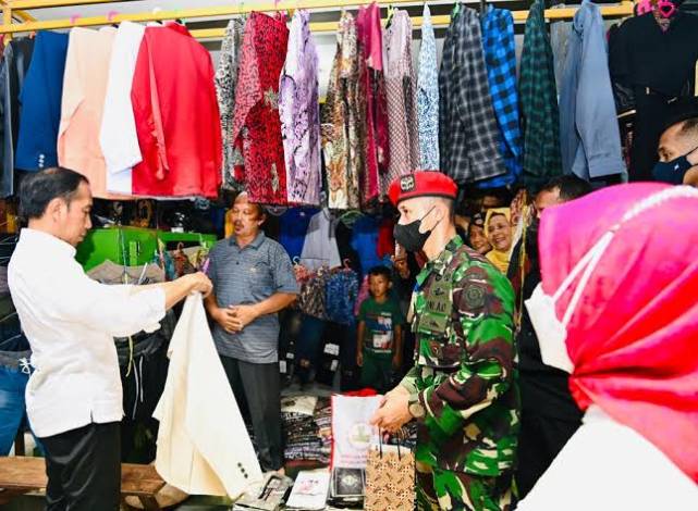Pendapatan Pedagang Pasar Mulai Anjlok, Jokowi segera Atur soal Jualan di Media Sosial