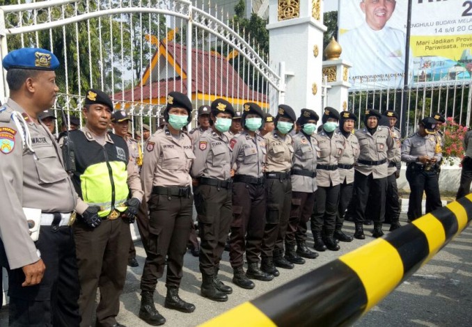 Polwan Cantik Dikerahkan Jaga Gerbang Kantor Pemprov Riau