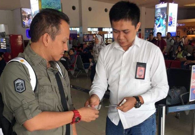 Bos Garuda Indonesia Turun Langsung Layani Penumpang di Pesawat