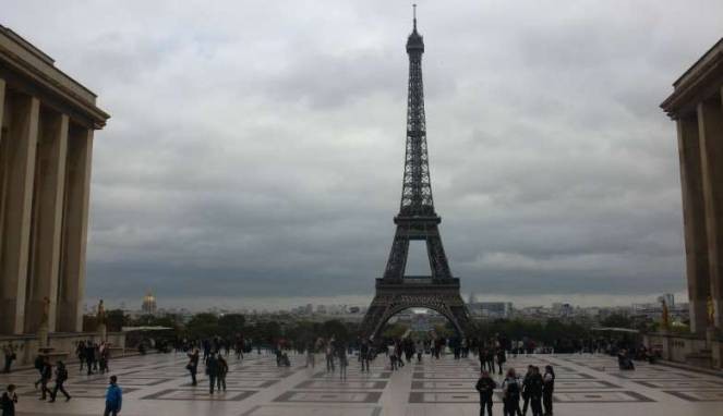Para Pedagang di Eiffel Paris Berbahasa Indonesia, Kok Bisa?