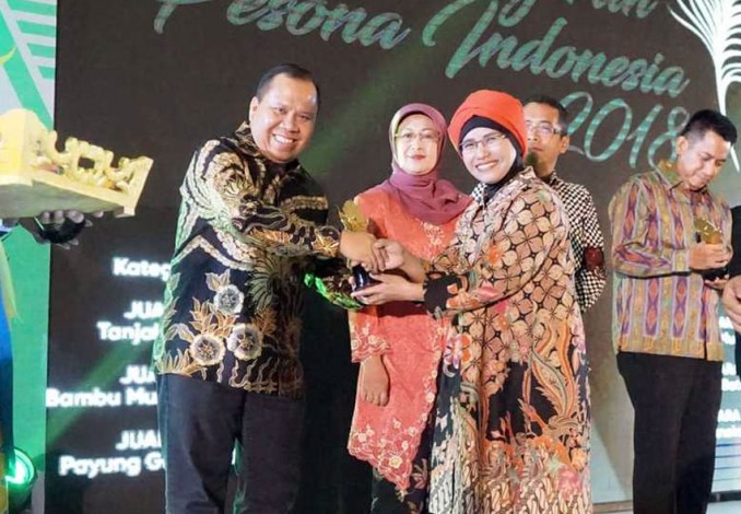 Karena Perang Air, Bupati Meranti Terima Anugerah Pesona Indonesia 2018