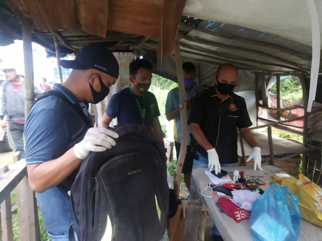 Warga Rumbai Temukan Mayat di Pinggir Jalan, di TKP Ditemukan Kartu Pers
