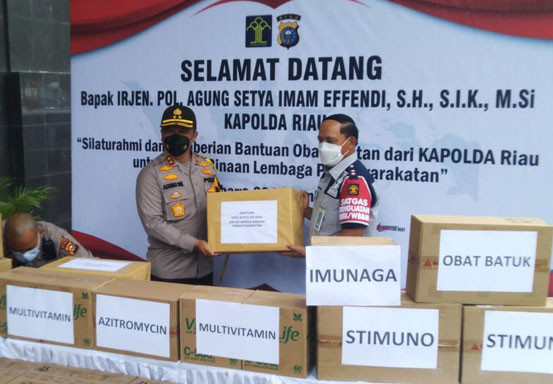Peduli Warga Binaan yang Terpapar Covid-19, Kapolda Riau Berikan Bantuan Obat-obatan
