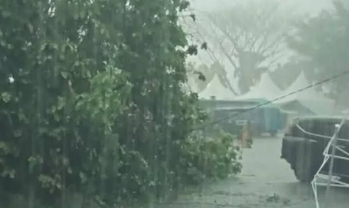 Warga Riau Waspada Hujan Disertai Petir dan Angin Kencang !