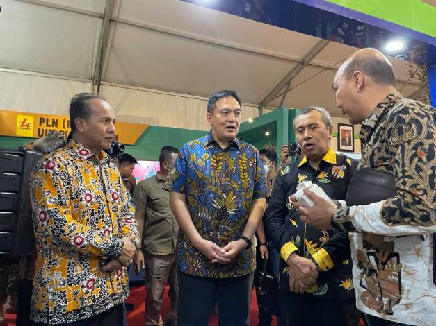 Kertas Kemasan Berkelanjutan Produksi APRIL Bikin Gubri Terkesima saat Riau Expo 2022